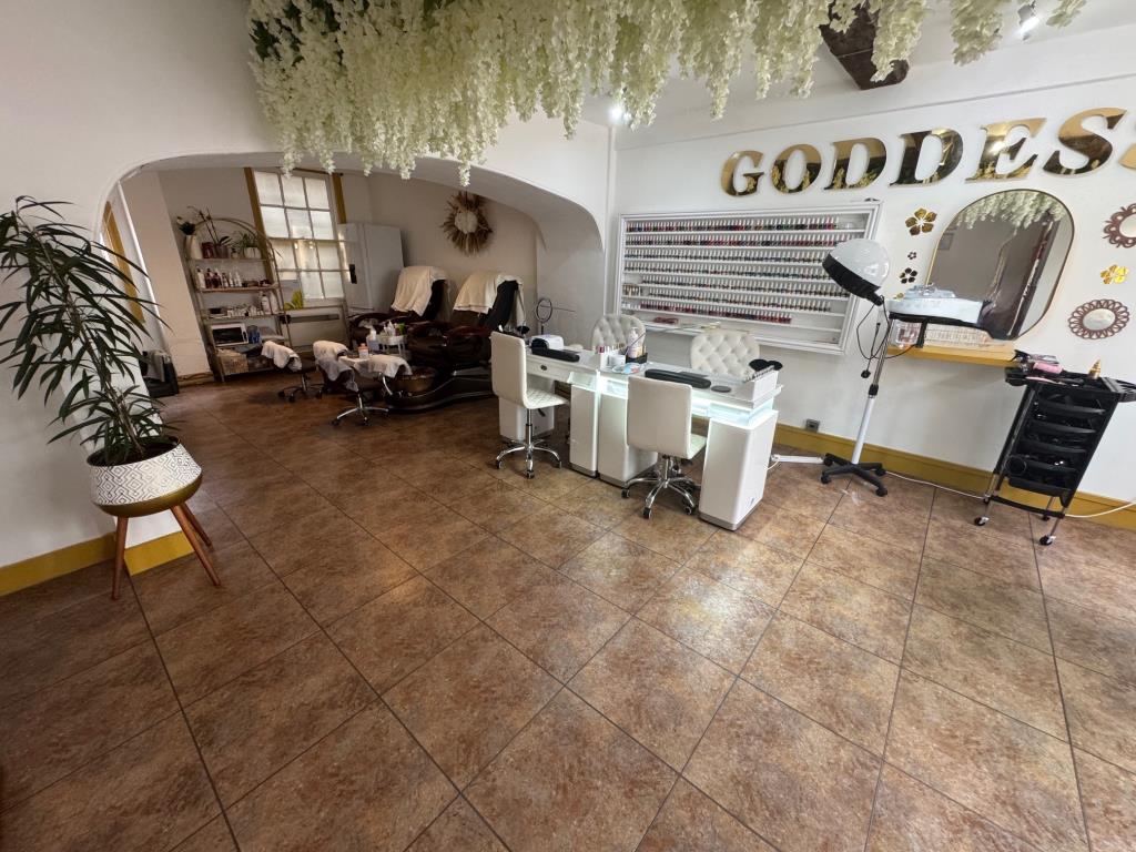 Lot: 98 - PERIOD TOWN CENTRE COMMERCIAL PREMISES - Ground floor main salon